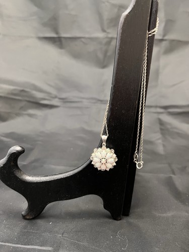 Gefertigter opal und diamant - gefertigter,